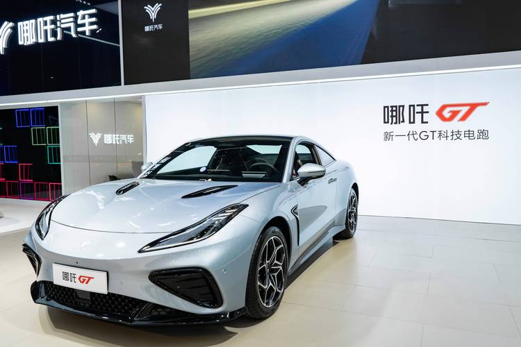 惠州335哪吒汽车在智能汽车领域的表现，领途汽车在新能源汽车市场中的影响力